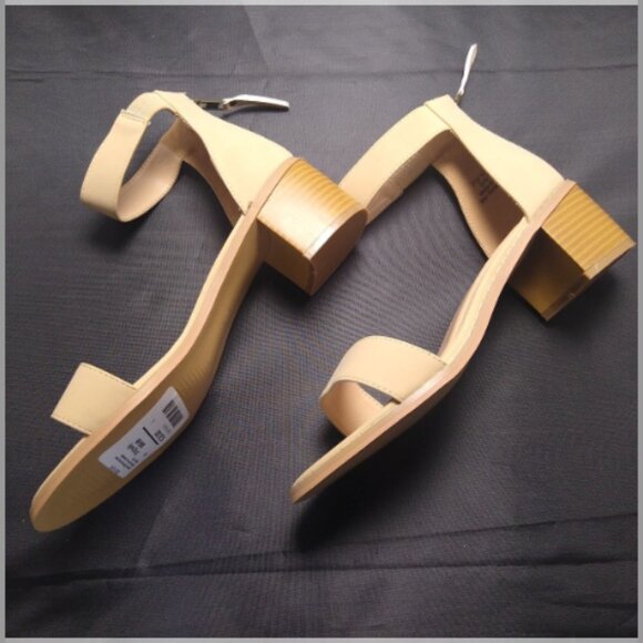 Journee Collection Women's Percy Block Sandals Sz.7.5 M - Picture 3 of 4